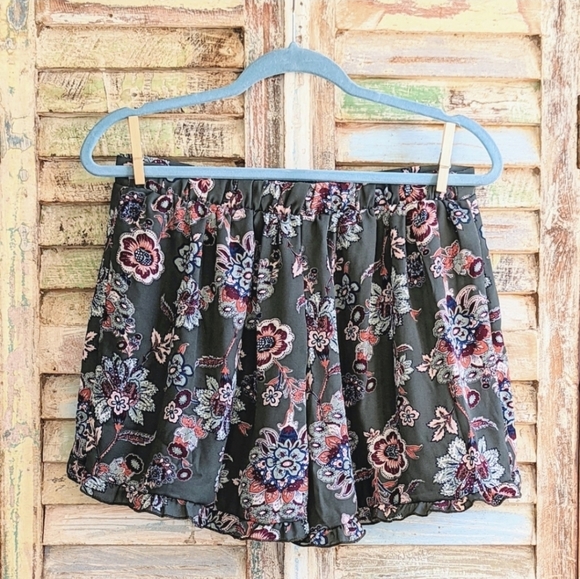 Floral Ruffle Tulip Shorts High Waist Dark Sage Green Paisley Print - Picture 2 of 3